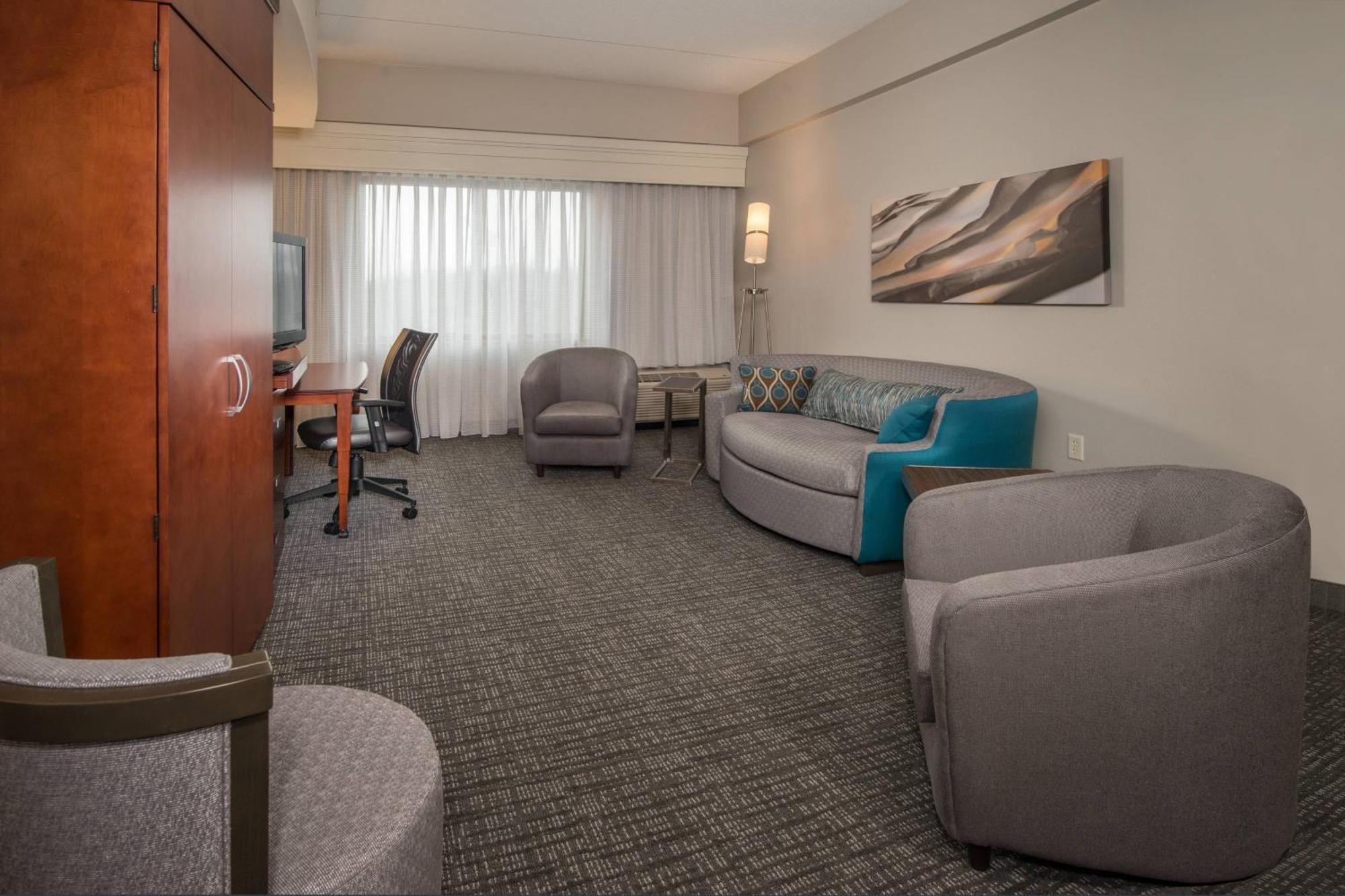 Courtyard By Marriott Hotel