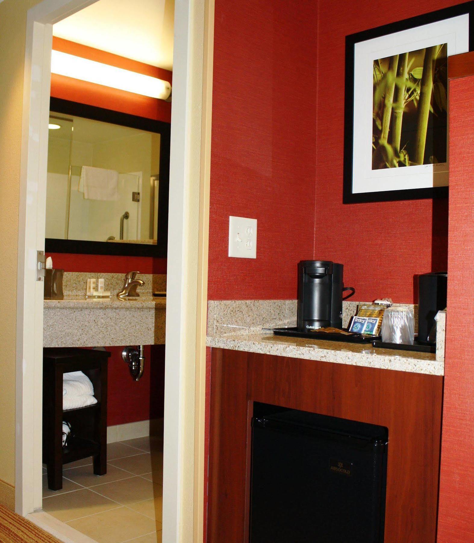Courtyard By Marriott 2*