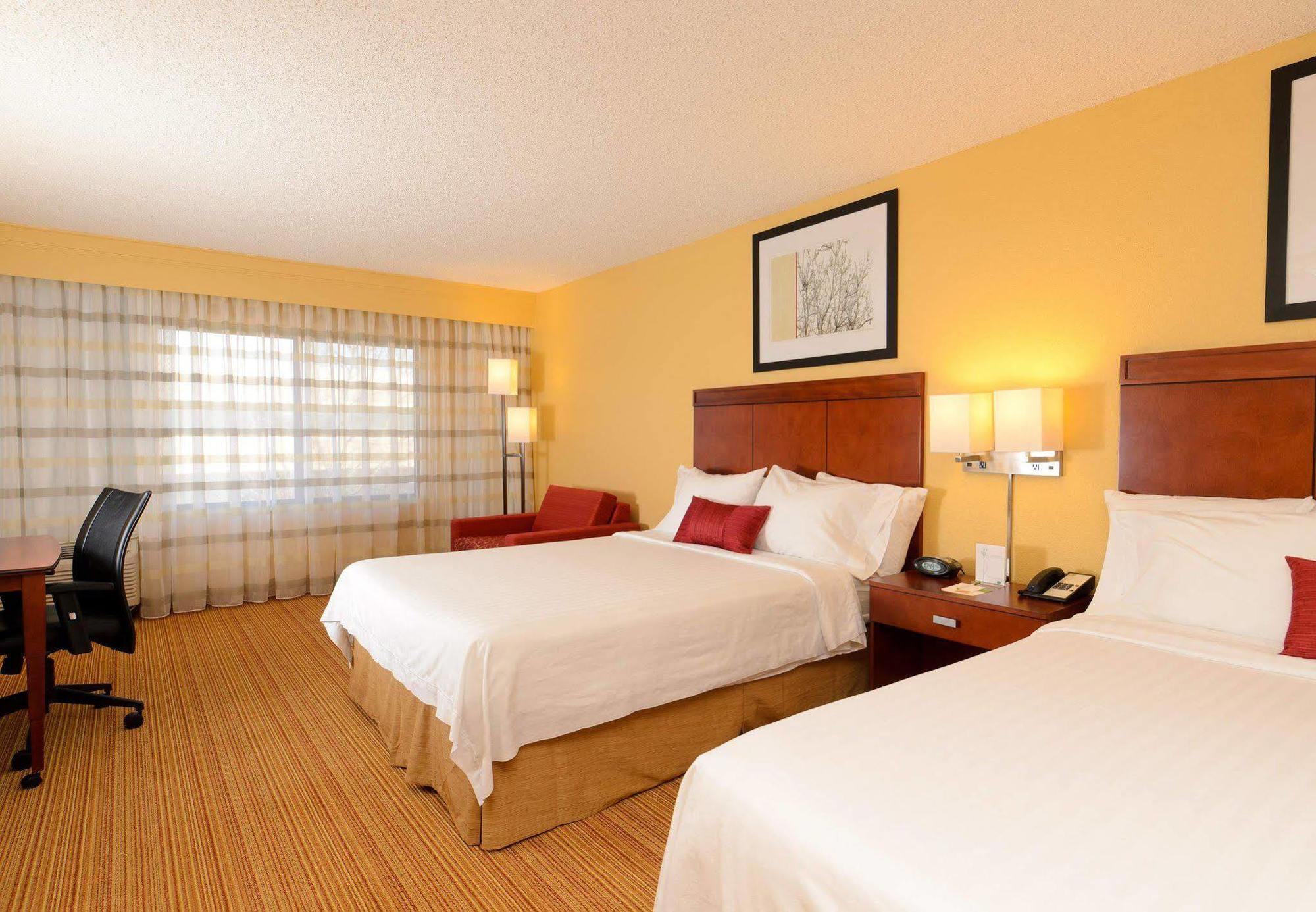 Courtyard By Marriott 2*
